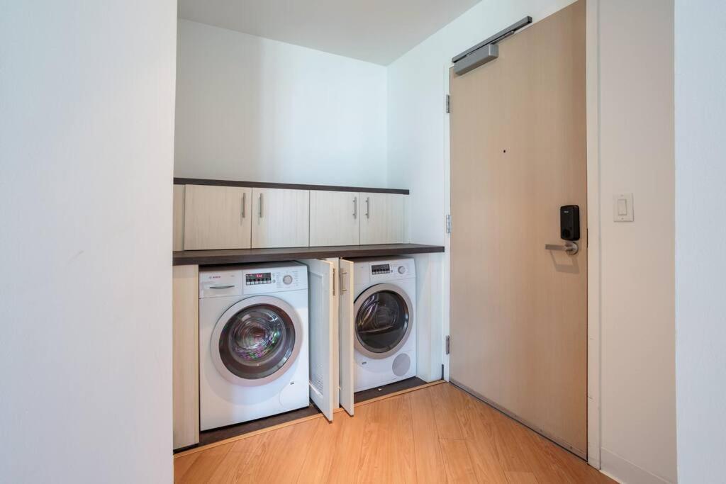 Lovely Upscale High Rise Private Parking & Pool Apartment Los Angeles Exterior photo