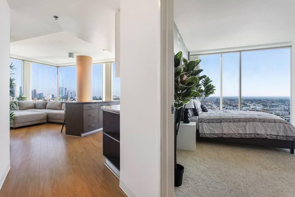 Lovely Upscale High Rise Private Parking & Pool Apartment Los Angeles Exterior photo