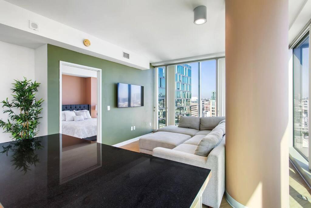 Lovely Upscale High Rise Private Parking & Pool Apartment Los Angeles Exterior photo
